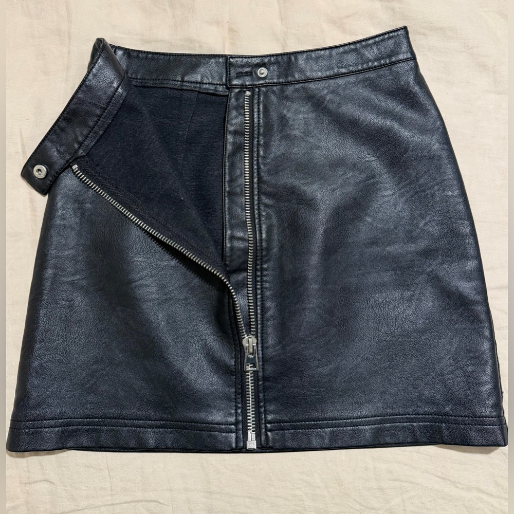 TOPSHOP zipper front faux leather skirt - 4 - Picture 3 of 8